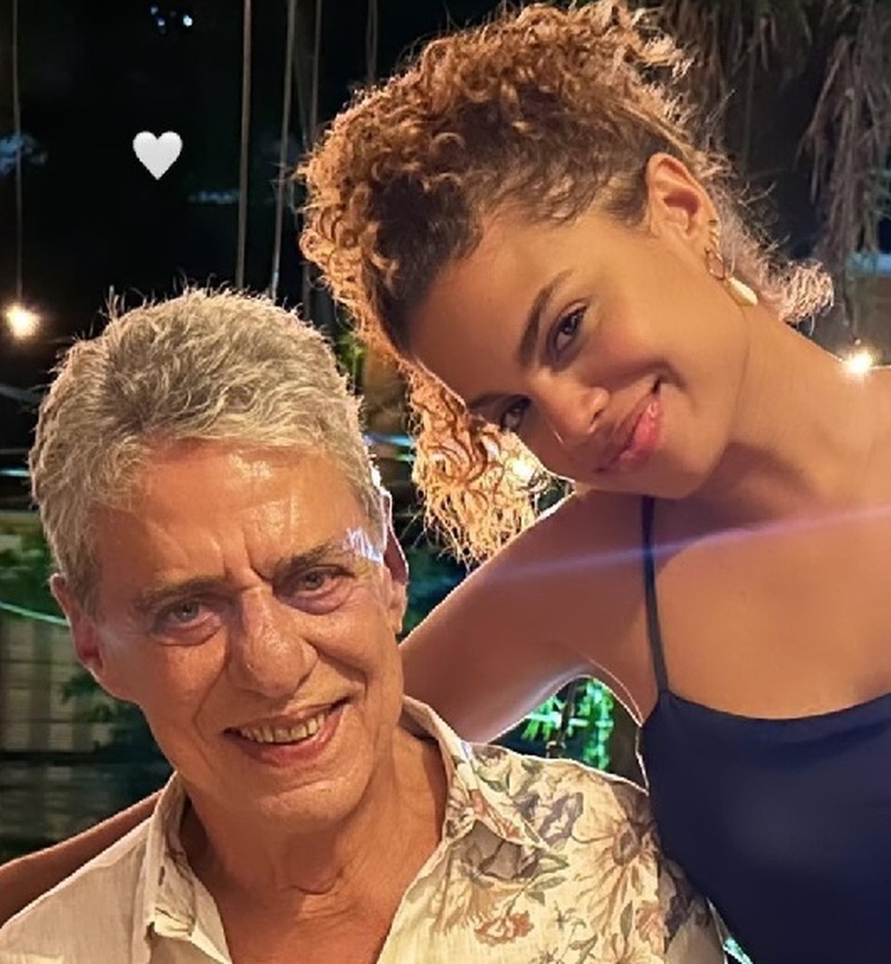 Clara Buarque com o avô Chico Buarque — Foto: reprodução/ instagram