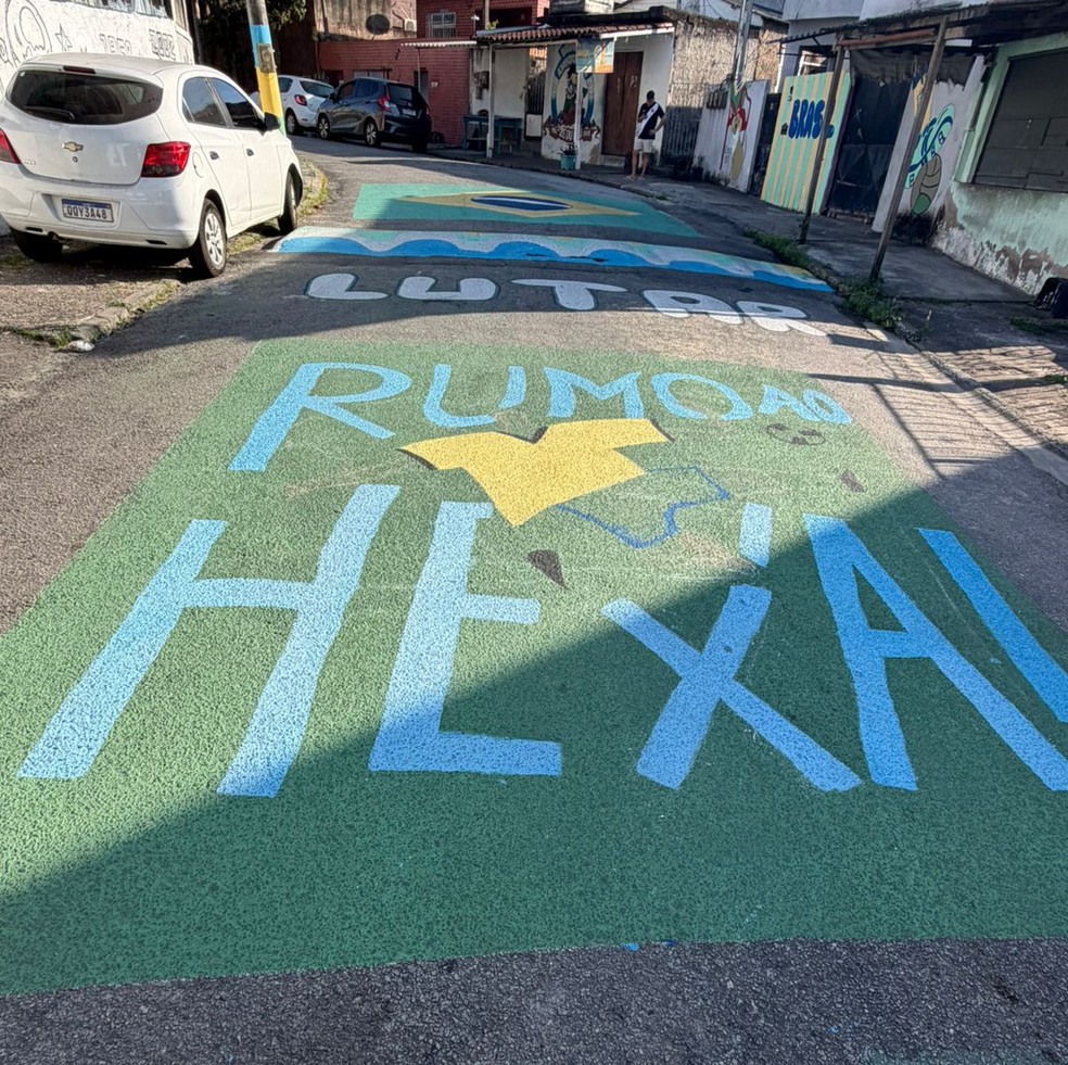 Decoração da Rua Bahia, em São Gonçalo, para a Copa do Mundo — Foto: Reprodução / Arquivo Pessoal