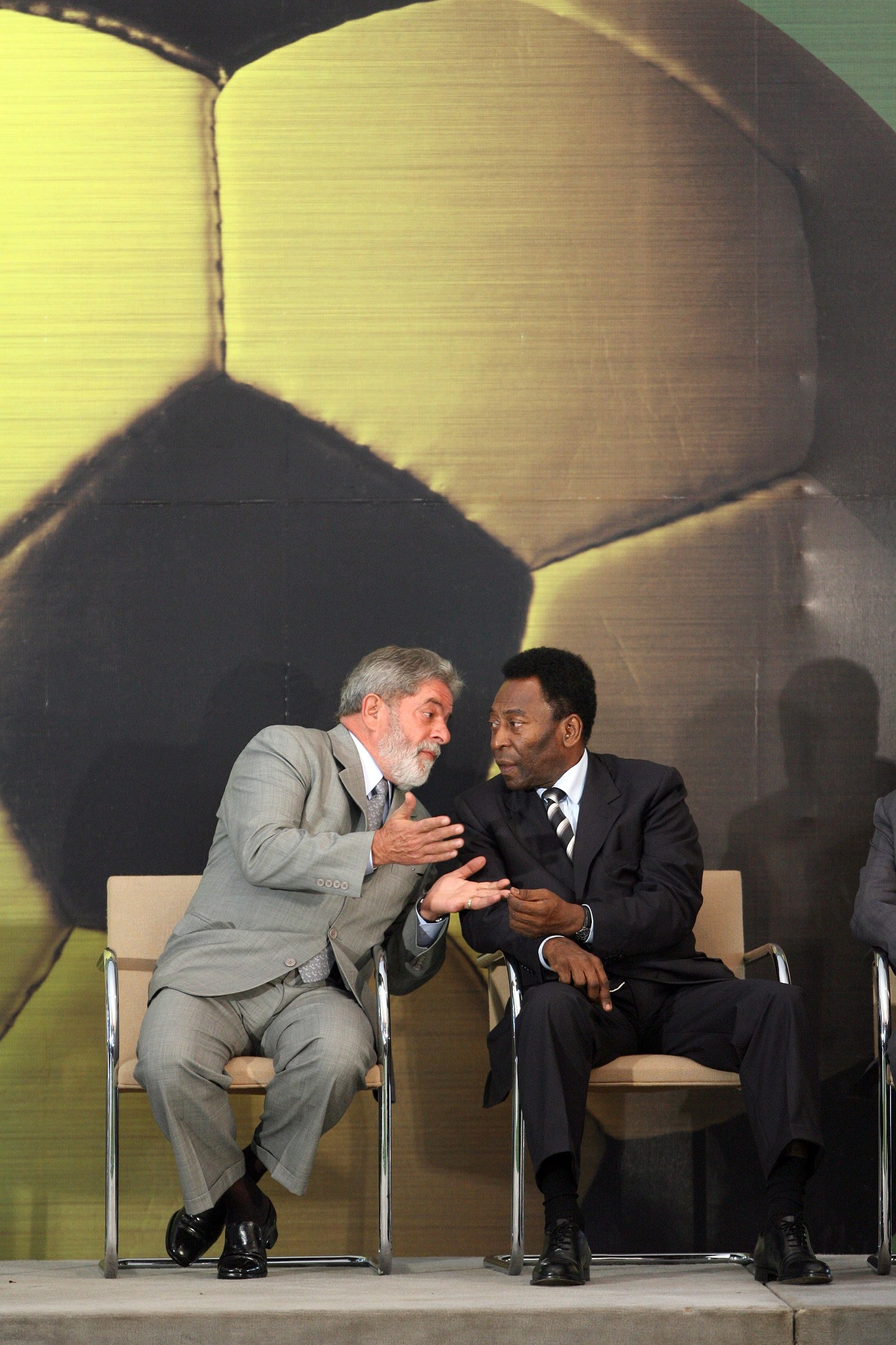 Lula de papo com Pelé em uma cerimônia no no Palácio do Planalto, em 2008 — Foto: Gustavo Miranda