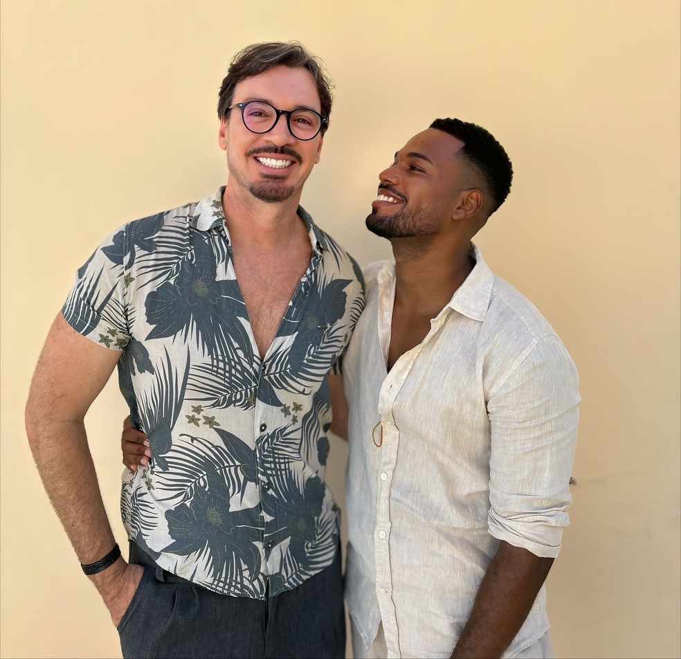 Emerson Ferretti com o namorado Jordan Dafner em sua cobertura em Salvador — Foto: rep/  instagram