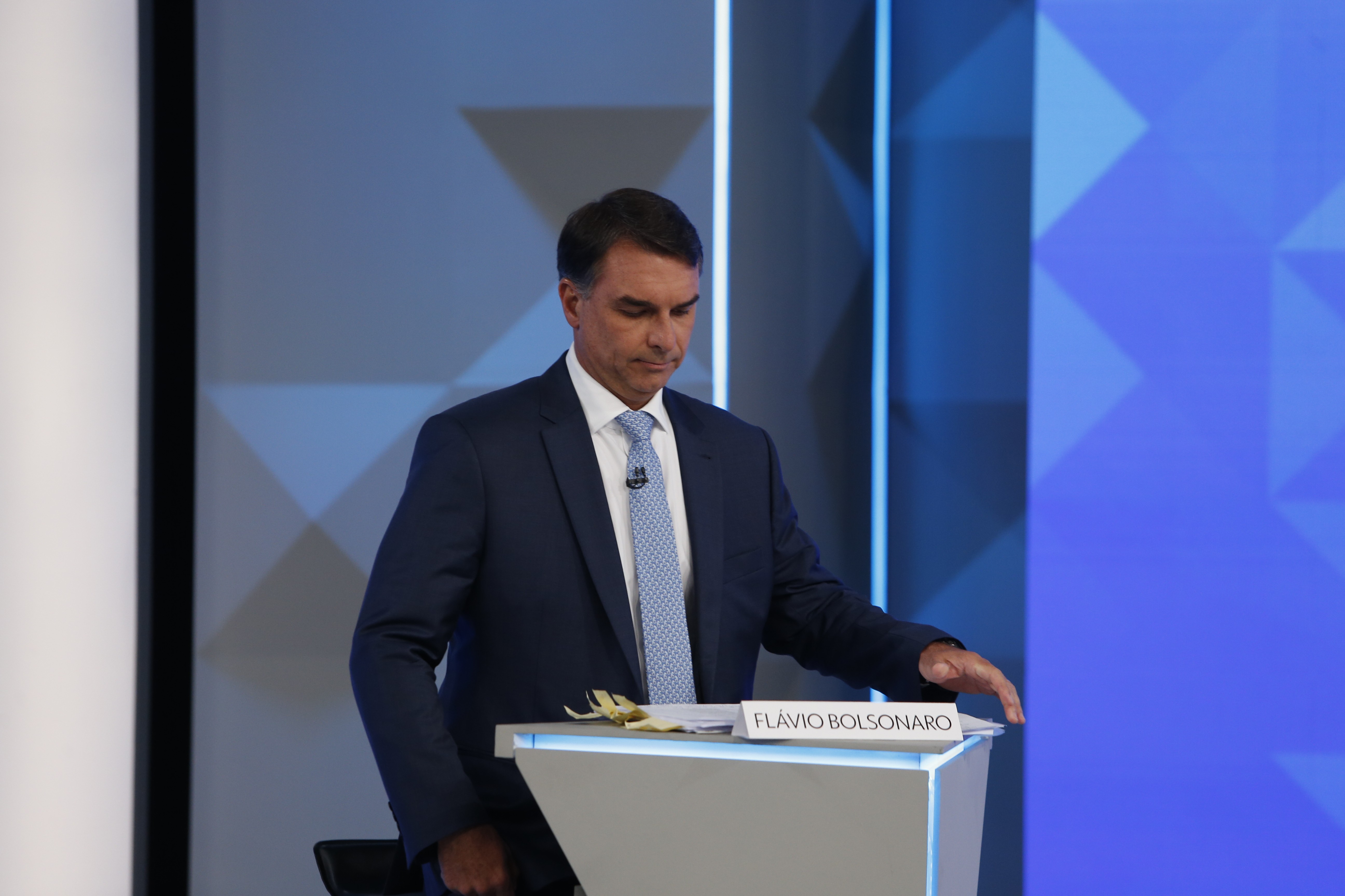 Flávio fez transações financeiras incompatíveis com a renda, movimentou R$ 1,3 milhão em três meses e usou repasse de escritório de advocacia para quitar mansão, diz Coaf