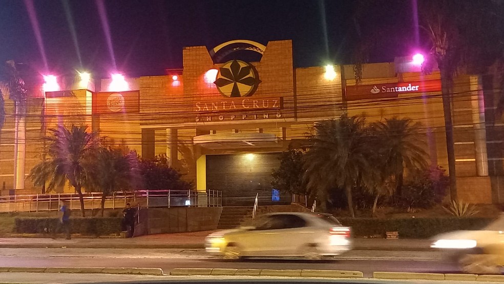 No centro de Santa Cruz, comércio e estações do BRT com portas arreadas. Rua Felipe Cardoso, principal da região, estava vazia — Foto: Felipe Grinberg / Agência O Globo