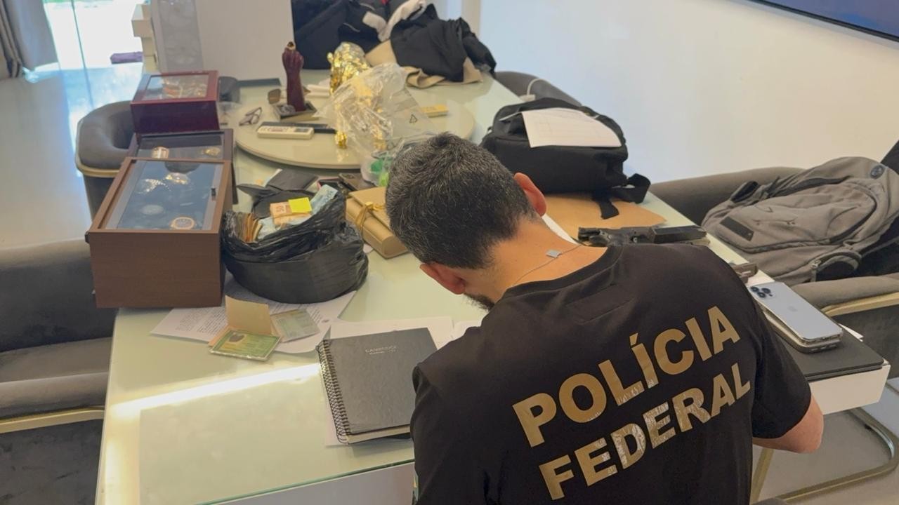 Operação da PF prende PM e apreende carros blindados, relógios de luxo, celulares e até remédios emagrecedores