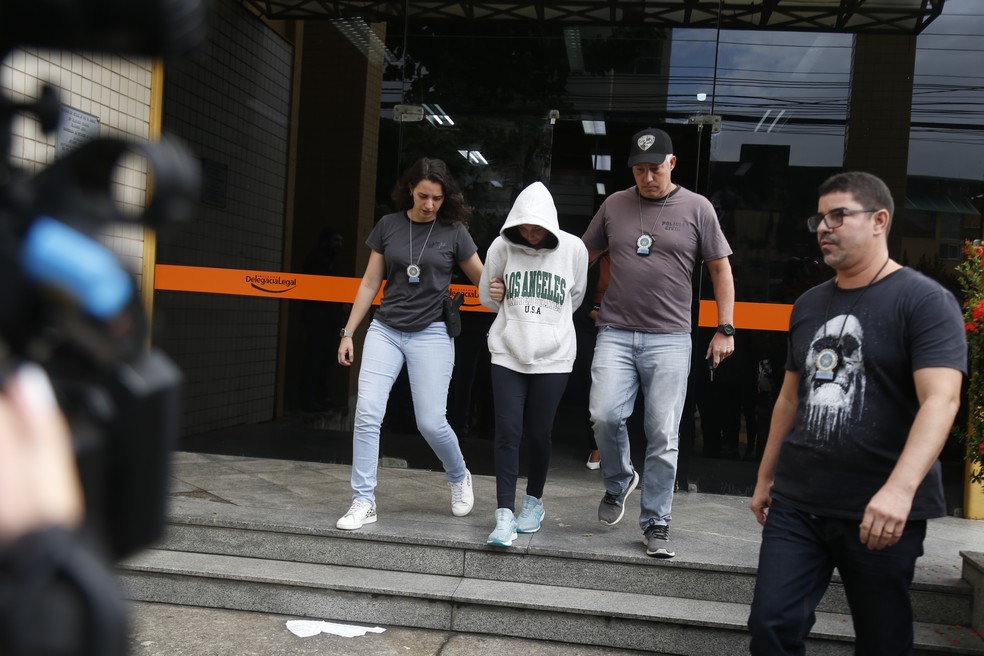 J&uacute;lia Cathermol Pimenta deixando a 25&ordf; DP (Engenho Novo) rumo &agrave; Casa de Cust&oacute;dia de Benfica &mdash; Foto: Fabiano Rocha