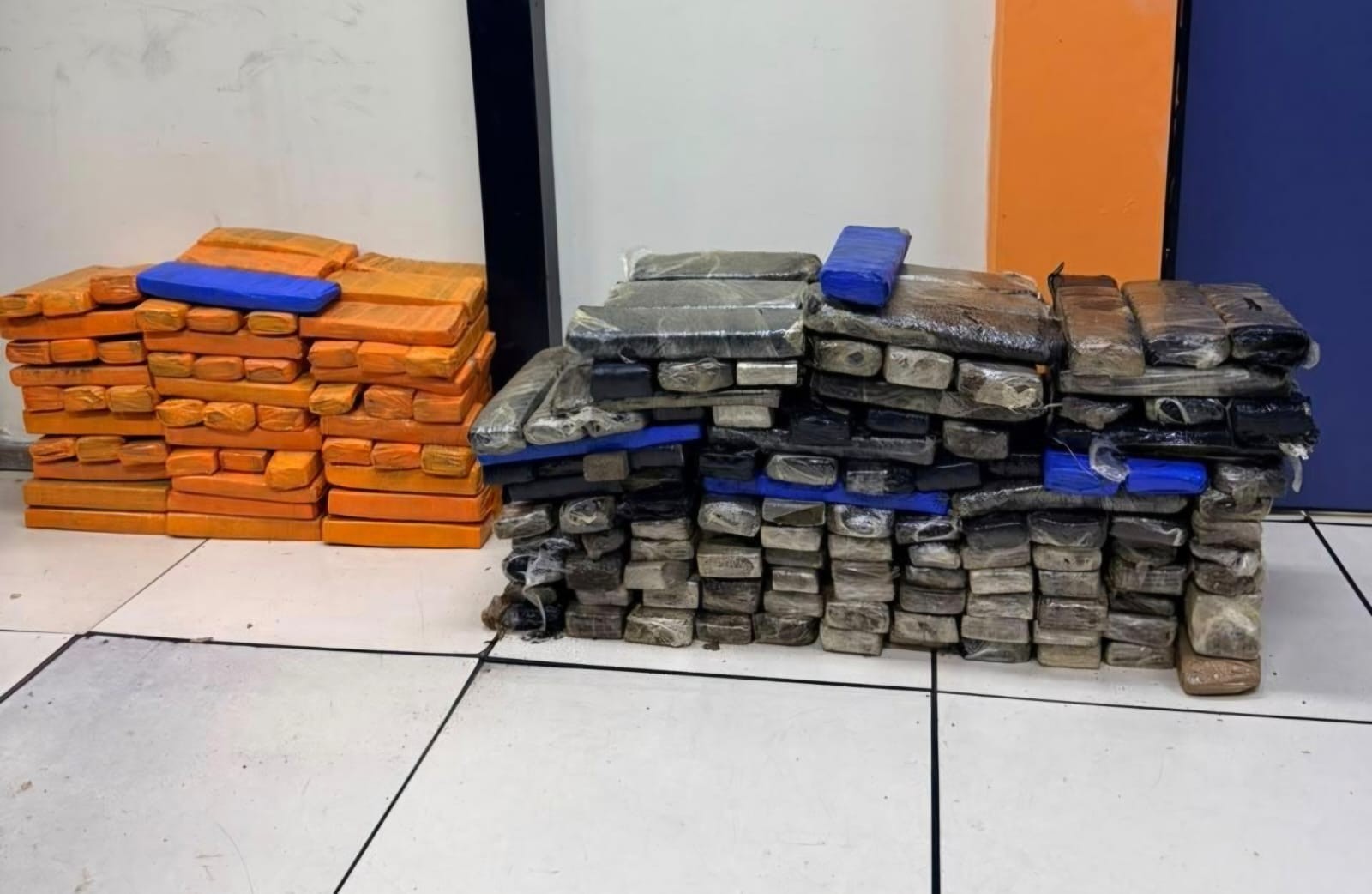 Maconha em fardo,12 fuzis e central de golpes estourada: veja resultado da operação da PM na Maré