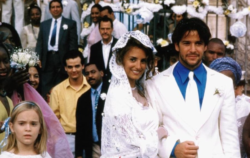 Wagner Moura (ao fundo de amarelo) em "Sabor da paixão", estrelado por Penélope Cruz e Murilo Benício — Foto: divulgação