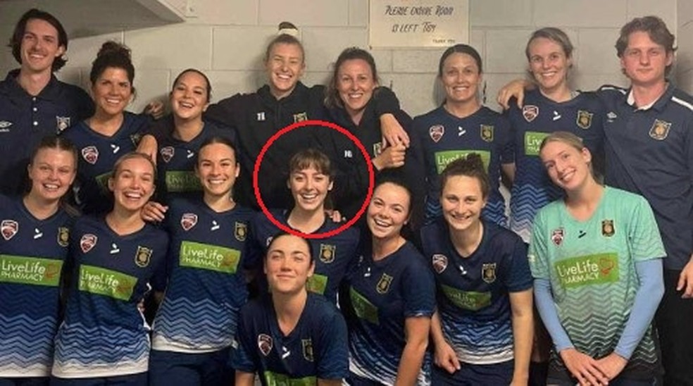 Finley Bone (em destaque) com companheiras e membros da comiss&atilde;o t&eacute;cnica do Noosa Lions Football Club &mdash; Foto: Reprodu&ccedil;&atilde;o