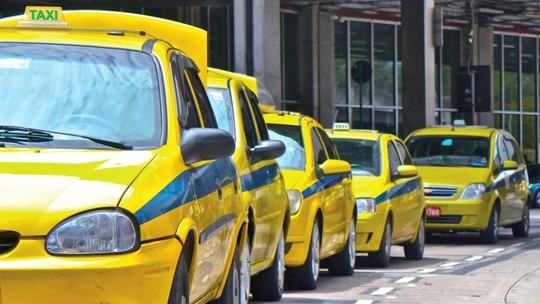 Prefeitura do Rio divulga lista de 14 mil motoristas auxiliares que vão ganhar autonomias de táxi