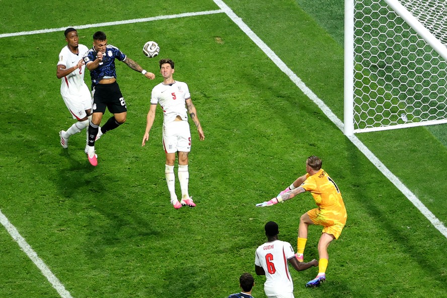 Lautaro Martinez marca o segundo gol da Argentina na semifinal contra a Inglaterra