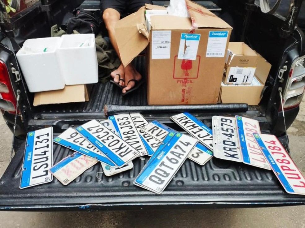 Placas e medicamentos apreendidos pela polícia na Maré — Foto: Governo do Estado/Divulgação