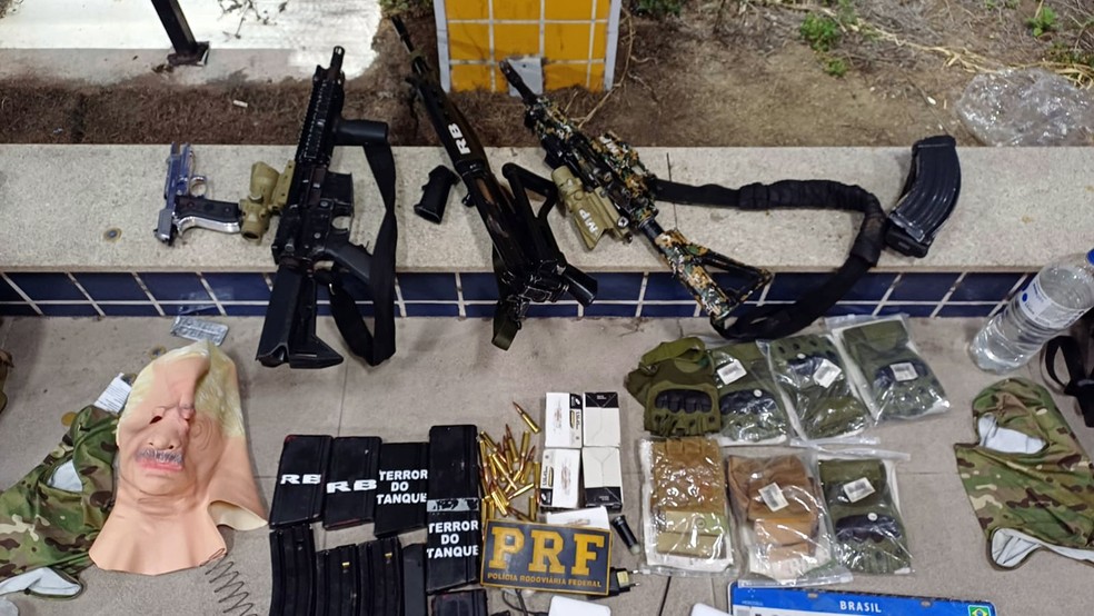A PRF conseguiu prender um suspeito de participar no triplo homic&iacute;dio e apreendeu armas, muni&ccedil;&otilde;es e celulares &mdash; Foto: Reprodu&ccedil;&atilde;o