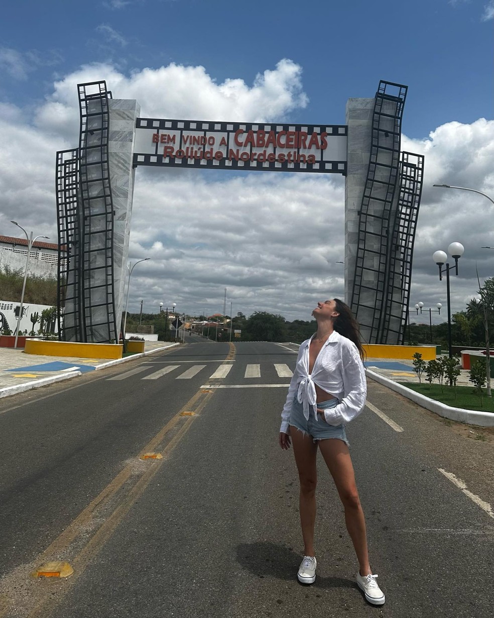Isis Valverde grava s&eacute;rie na Para&iacute;ba &mdash; Foto: reprodu&ccedil;&atilde;o/ instagram