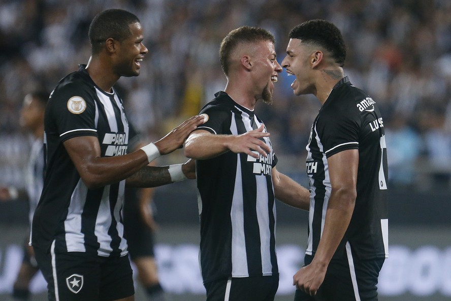 Com gols de Júnior Santos e Luis Henrique, Botafogo vence o América-MG e chega aos 21 pontos