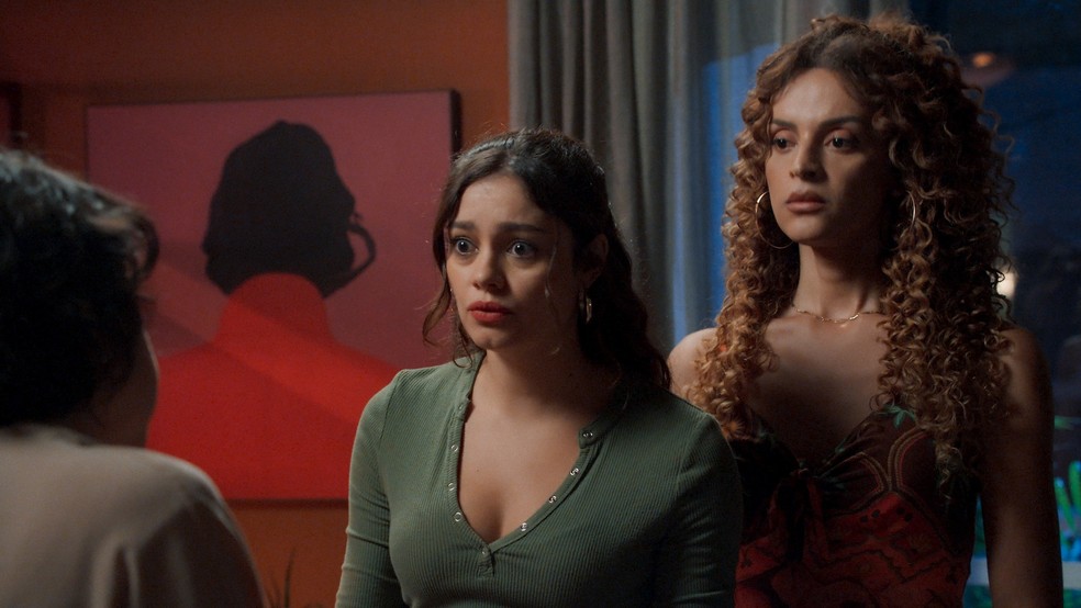 Gerluce (Sophie Charlotte) e Viviane (Gabriela Loran) em 'Três Graças' — Foto: Rede Globo/Divulgação