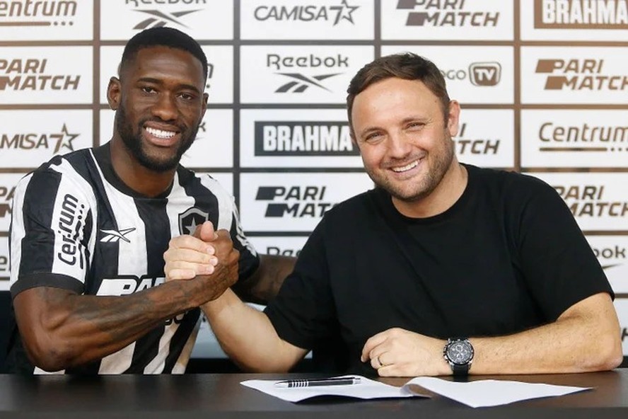 Botafogo anuncia contratação de zagueiro Bastos