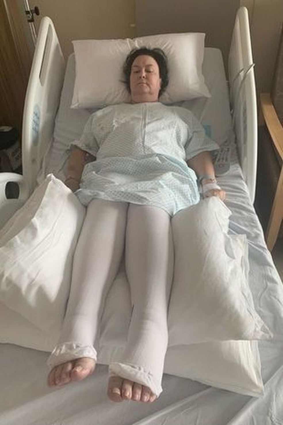 Kat White em um hospital em Dubai — Foto: Reprodução