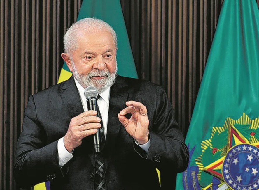 Lula sanciona lei da igualdade salarial e diz que empresário que