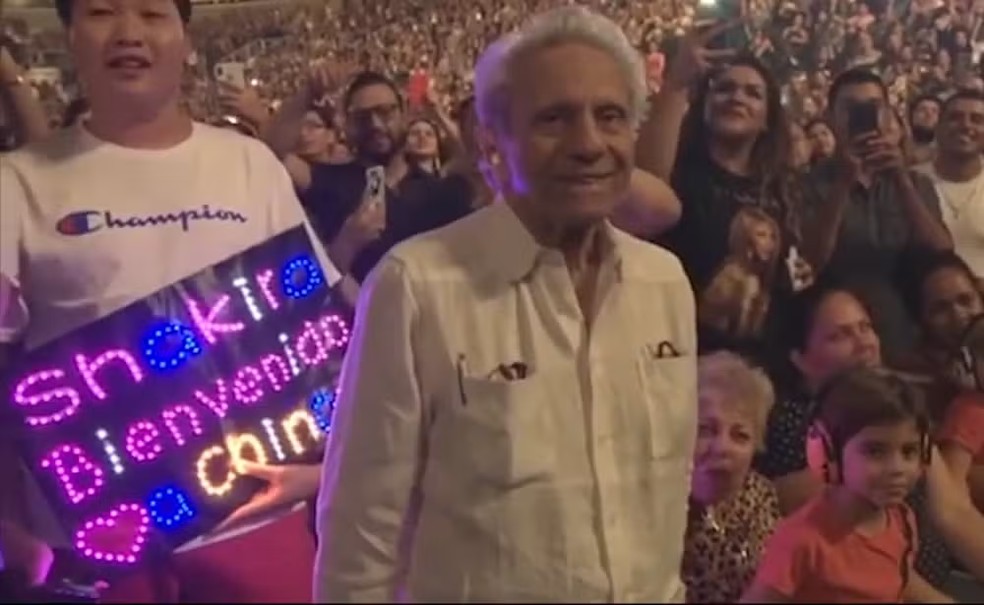 Pai de Shakira, o escritor William Mebarak Chadid recebe homenagem da filha durante show, em 2019 — Foto: Reprodução/YouTube