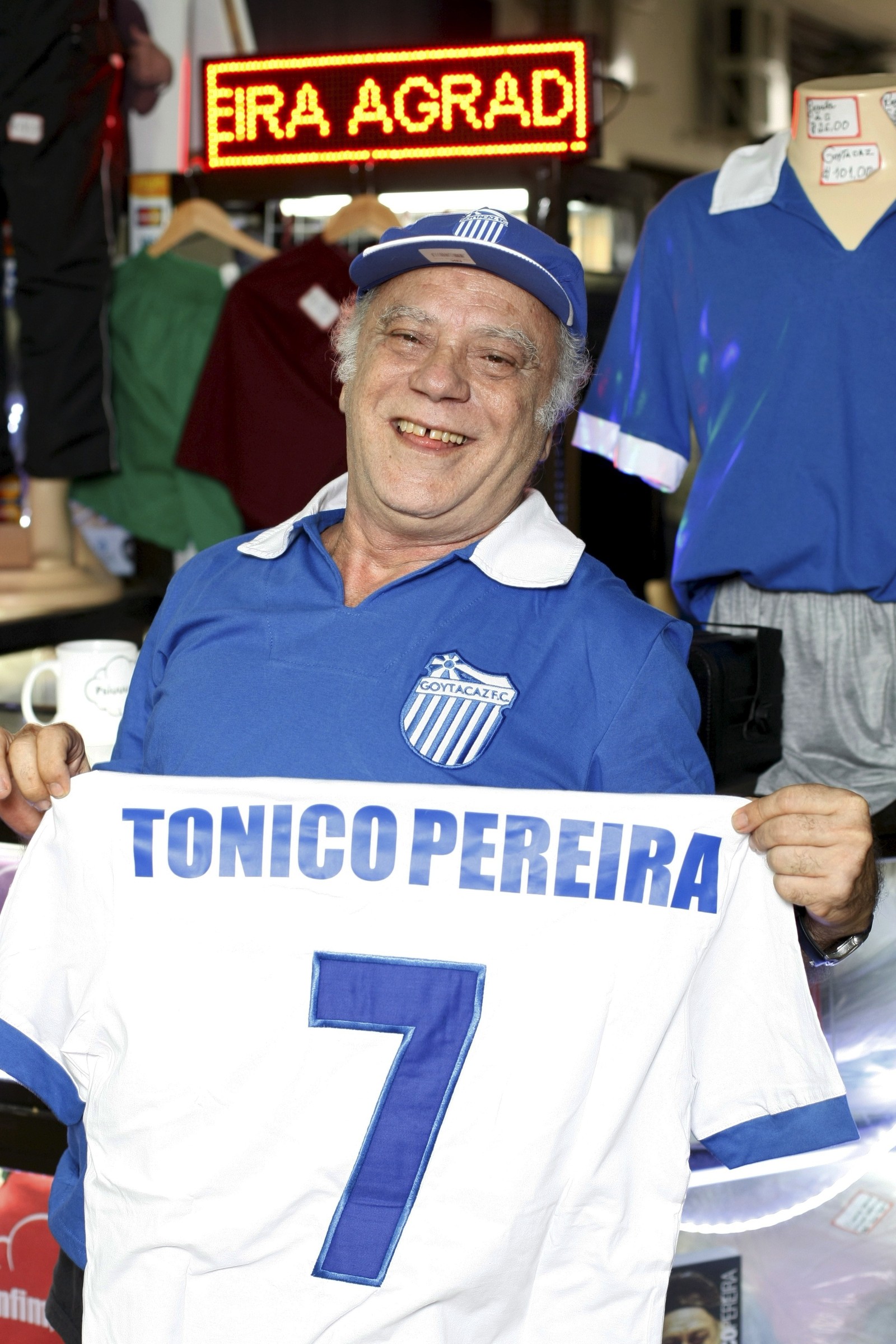 Tonico Pereira com a camisa do Goytacazes — Foto: Luiz Ackermann / Ag. O Globo