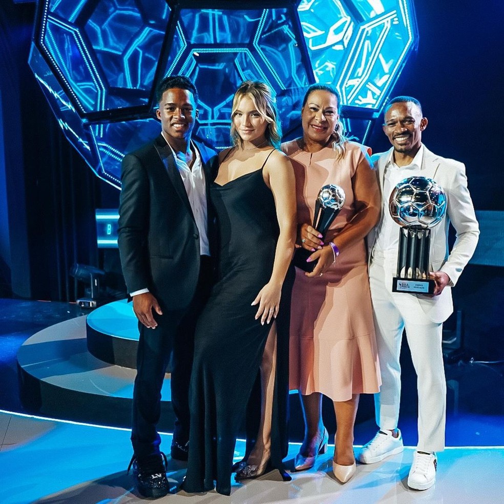 Endrick, Gabriely Miranda e família na premiação do boa de prata — Foto: Reprodução/Instagram