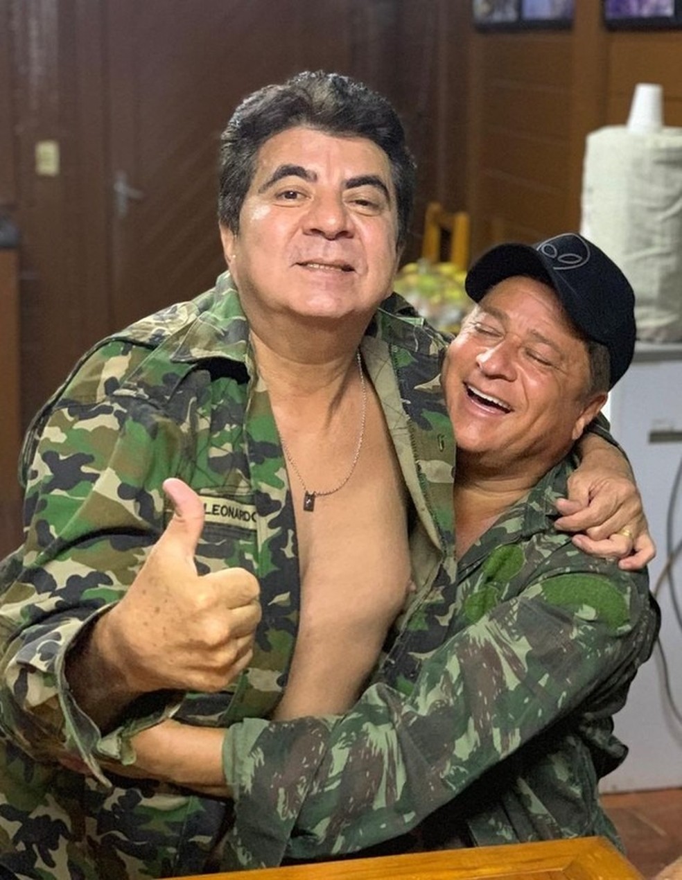 Leonardo e o amigo Passim — Foto: Reprodução/Instagram