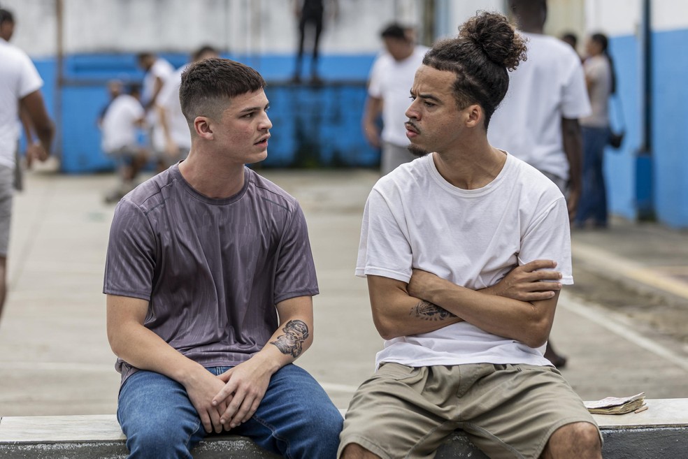 Pedro Henrique Ferreira e L7nnon como Lucas e Ryan em 'Dona de mim' — Foto: Leo Rosário/ Rede Globo/ Divulgação