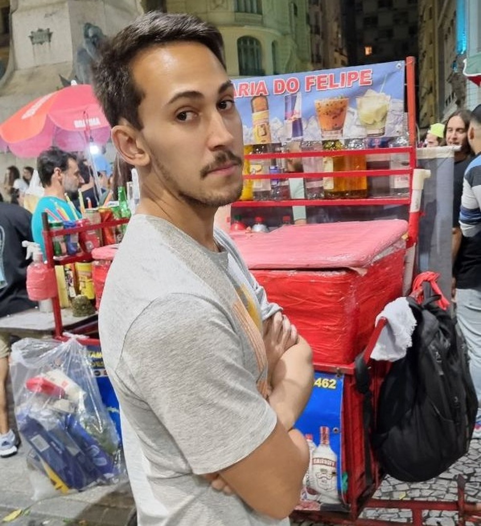 Felipe de Matos costuma ser chamado por músicos para vender bebidas em blocos de carnaval — Foto: Arquivo pessoal