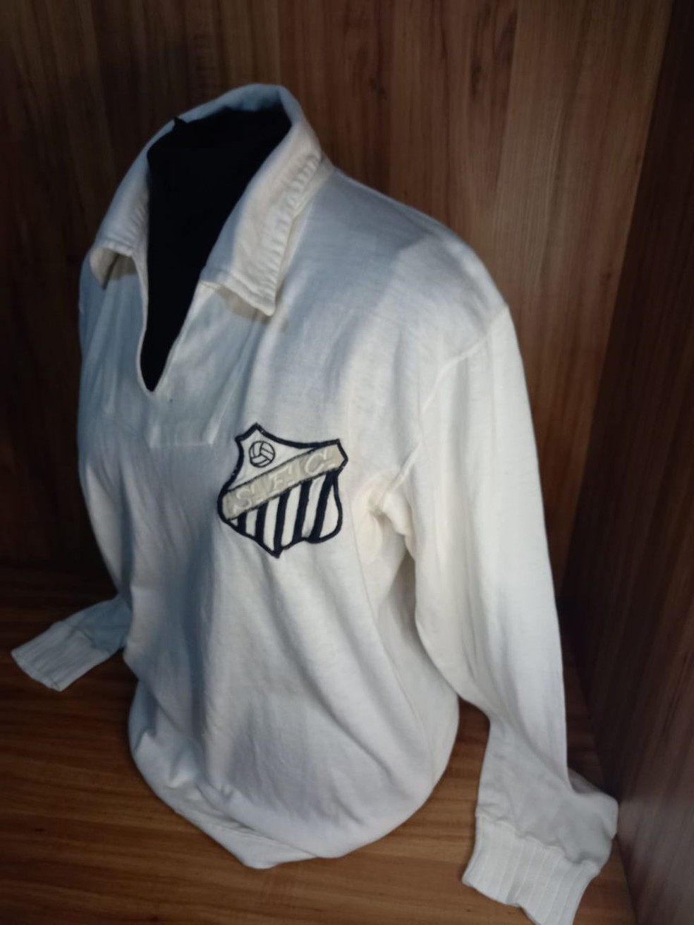 Camisa de Pelé que será leiloada por Lincão — Foto: Reprodução/Estadão