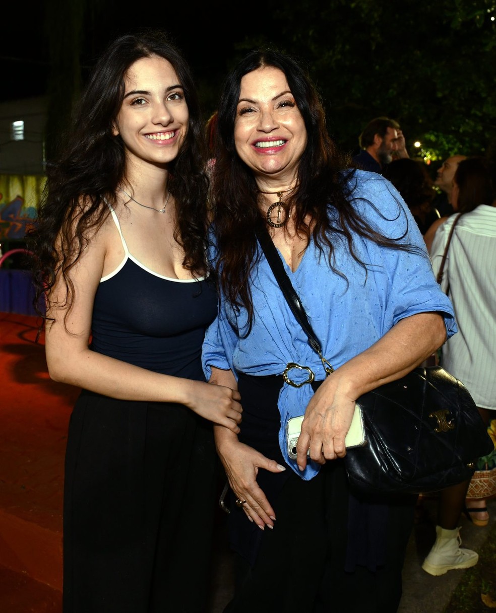 Isadora Ribeiro com a filha Valentine na festa do Teatro Tablado  — Foto: Cristina Granato/ divulgação
