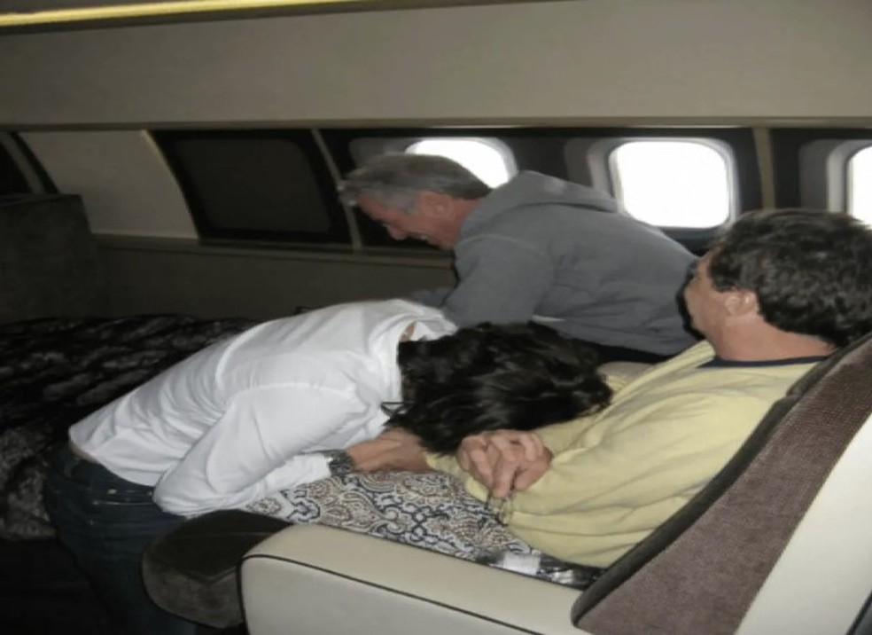 Ghislaine Maxwell simula sexo oral a bordo de jatinho com Epstein (ao fundo) &mdash; Foto: Reprodu&ccedil;&atilde;o/DOJ