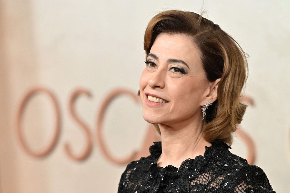 Fernanda Torres no tapete vermelho do Oscar — Foto: Robyn Beck / AFP