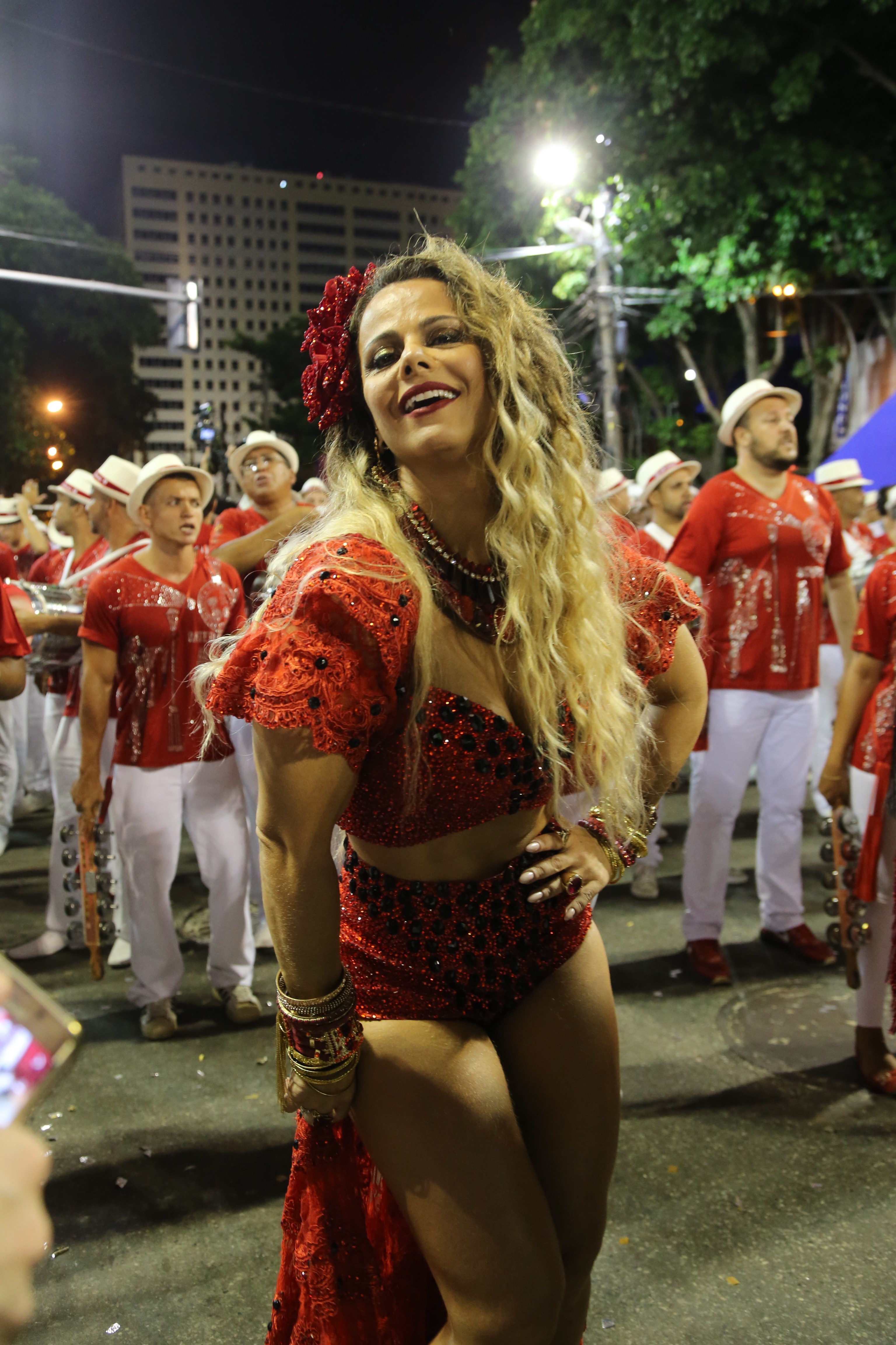 Musa da UPM faz surpresa para Viviane Araújo no Salgueiro