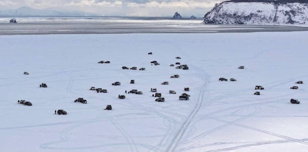 SUVs sobre o Mar de Okhotsk antes de o gelo come&ccedil;ar a rachar &mdash; Foto: Reprodu&ccedil;&atilde;o/X