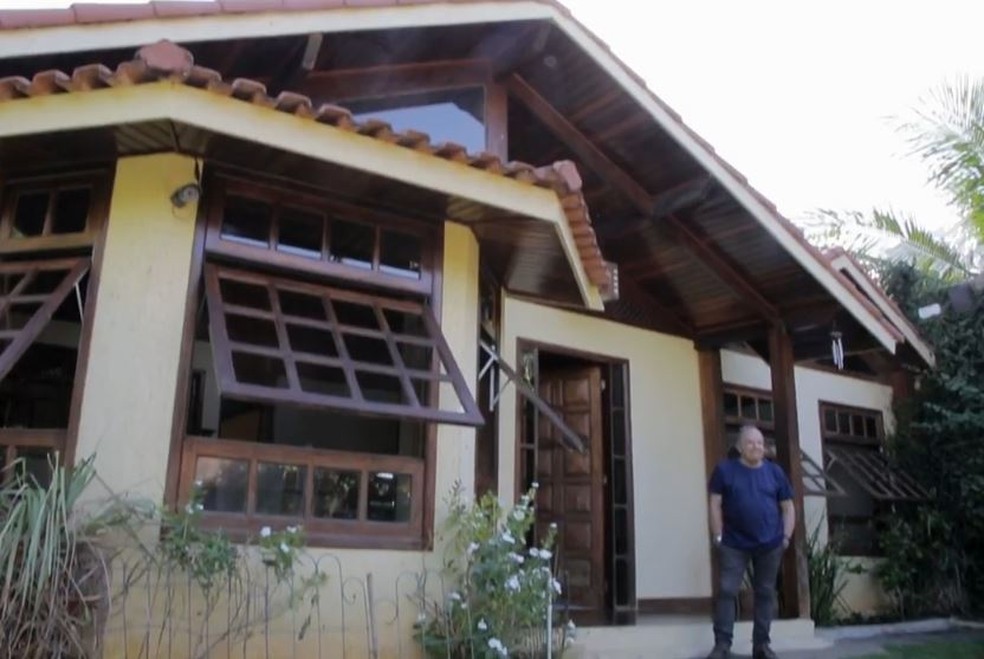 Stenio Garcia em sua casa em Jacarepaguá — Foto: Gshow/ reprodução