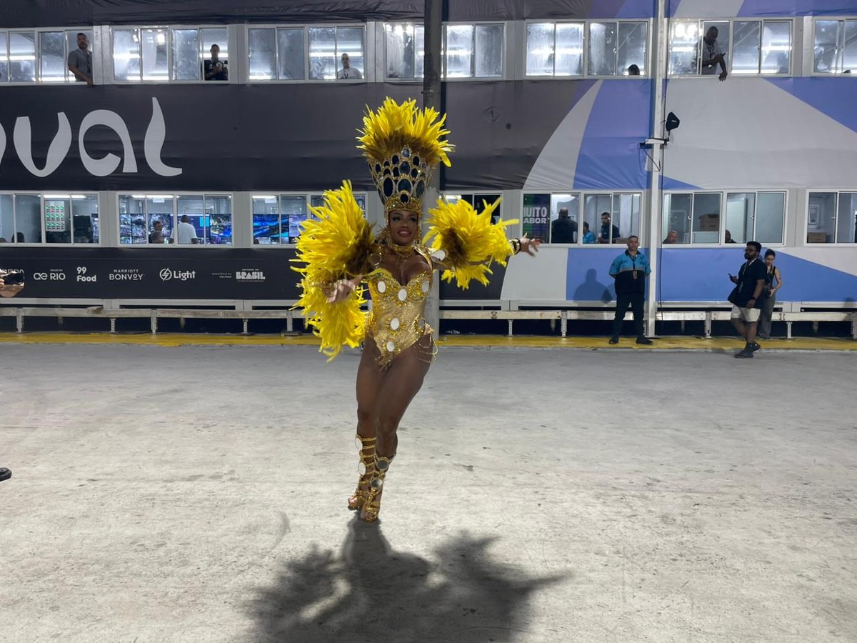 Rainha de bateria do Império diz que mudou fantasia de última hora a ...