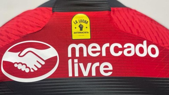 Flamengo entra em campo com patch em apoio à luta antirracista e Vini Jr