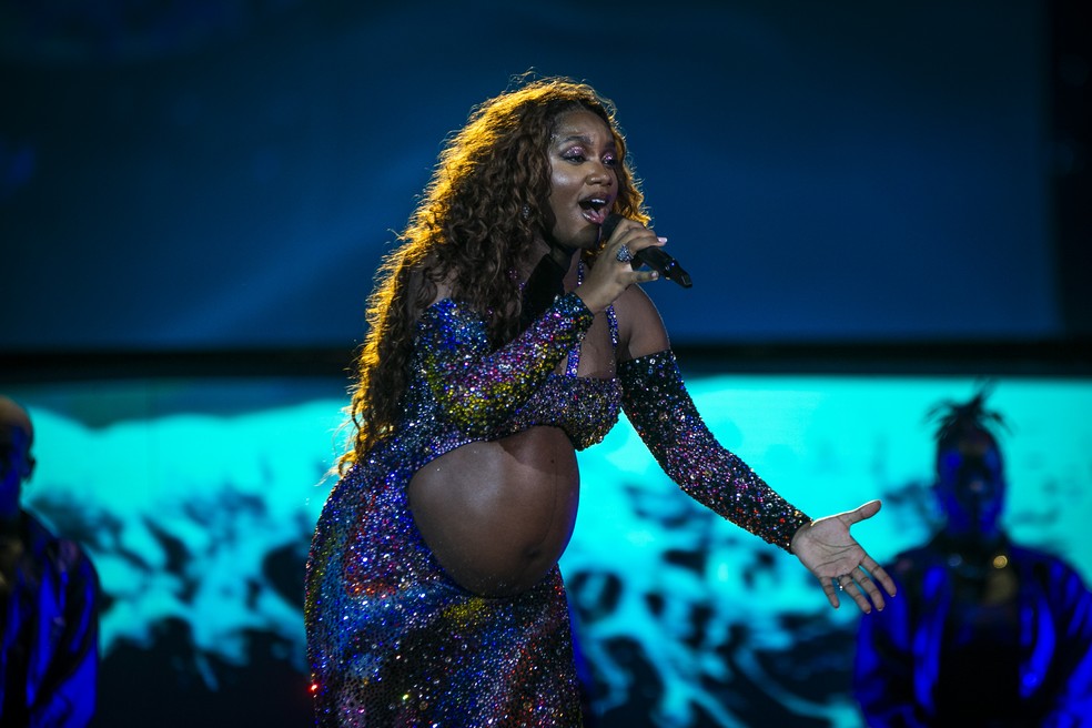 Show da cantora Iza no Palco Sunset. — Foto: Guito Moreto / Agência O Globo