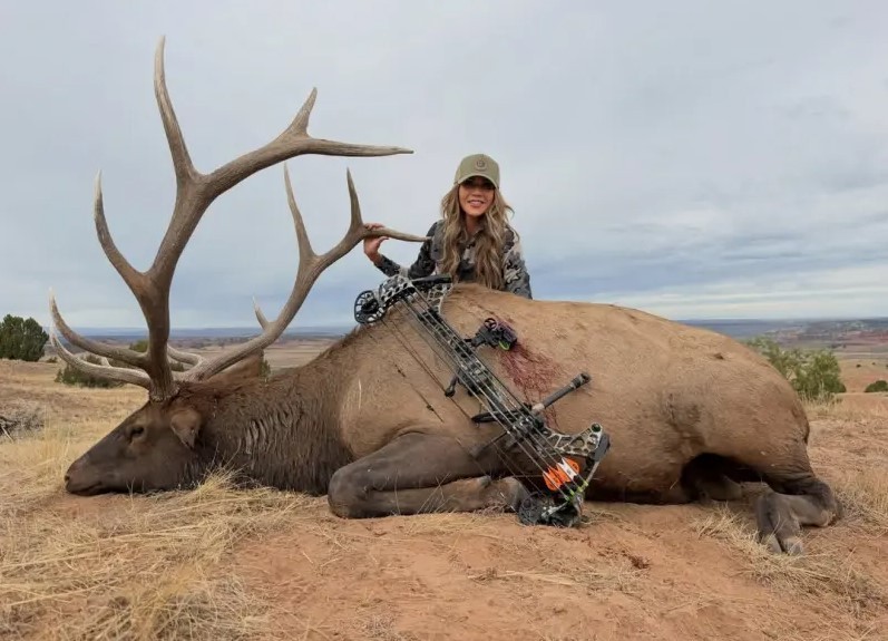 Secretária demitida por Trump viraliza com foto de cervo gigante abatido por ela: 'Caçada superdivertida'