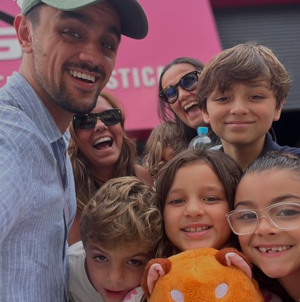 Felipe Simas com a família — Foto: reprodução/ instagram