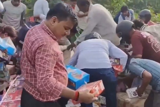 Multidão disputa caixas com doces vencidos descartadas à beira de estrada na Índia - QTU Questões do Universo