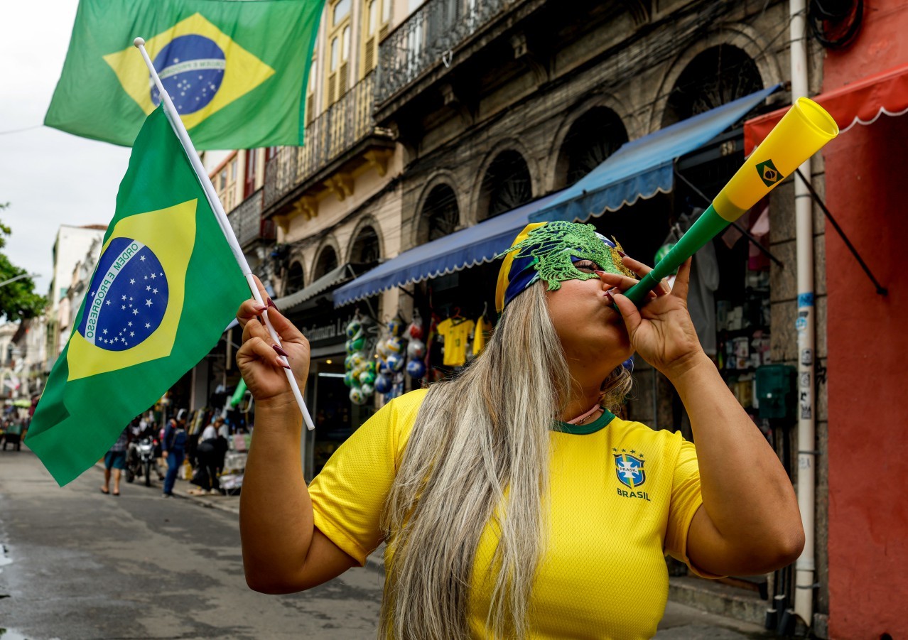 Copa na Saara: veja produtos com as cores do Brasil no maior comércio popular do Rio