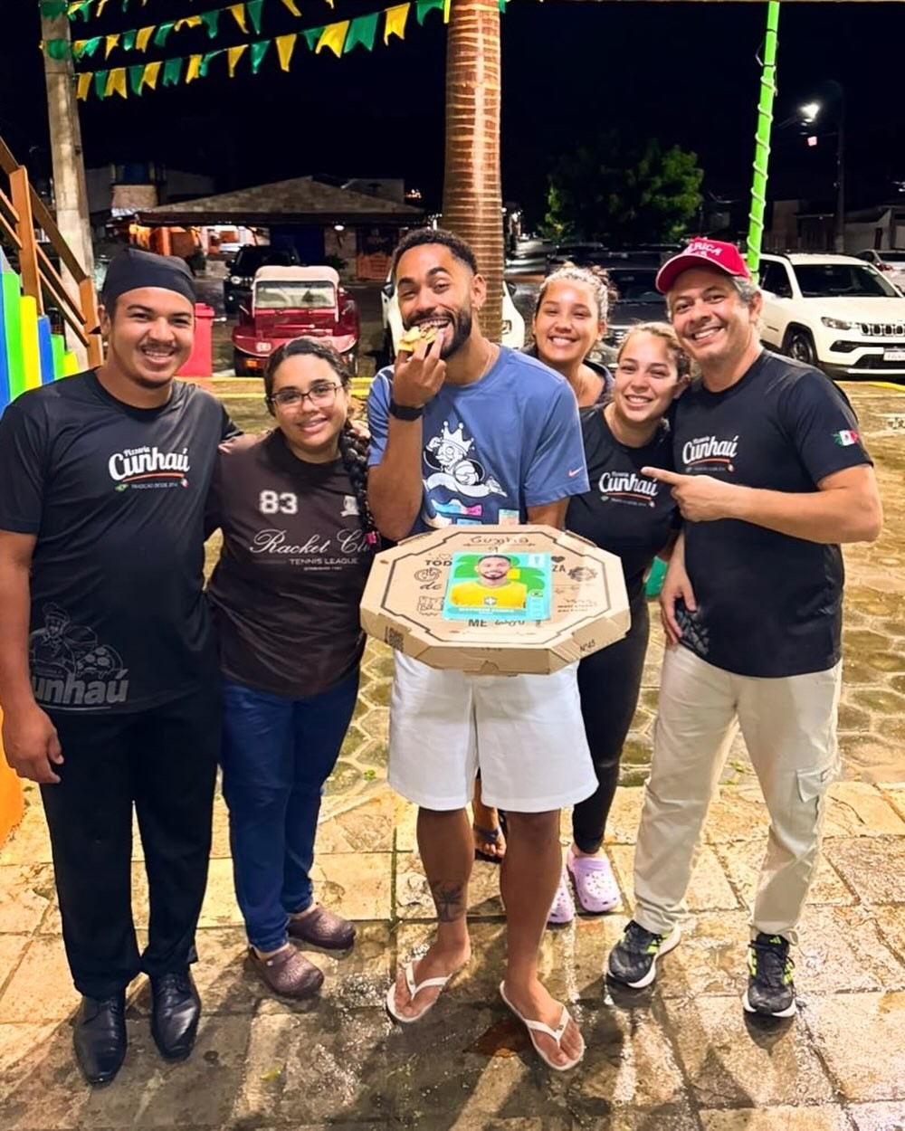 Após a Copa do Mundo, Matheus Cunha tira férias e visita pizzaria que o homenageou no Rio Grande do Norte