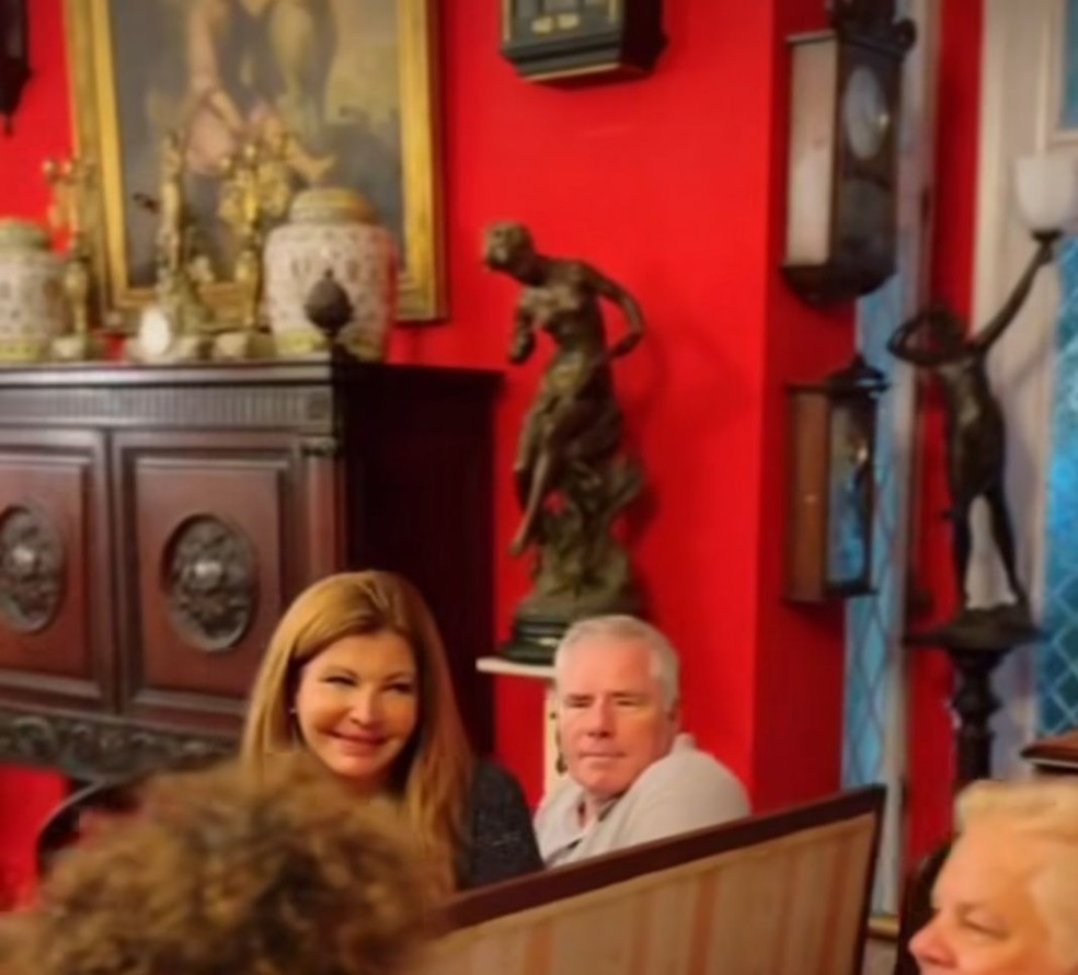 Roberta Close faz rara apari&ccedil;&atilde;o com o marido su&iacute;&ccedil;o em jantar chique no Rio &mdash; Foto: Instagram