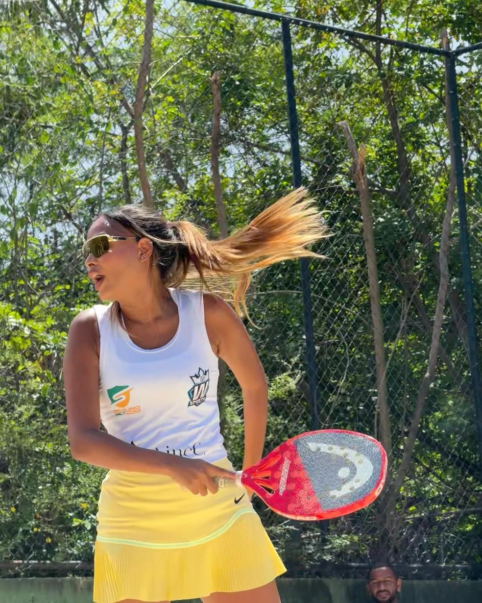 Gisellen Ramalho, mulher de Bruno Henrique, ganhou torneio de beach tennis &mdash; Foto: BREEZA