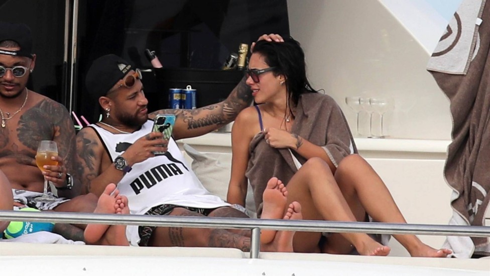 Neymar troca carinhos com a influenciadora Bruna Biancardi em passeio de iate — Foto: agnews/backgrid