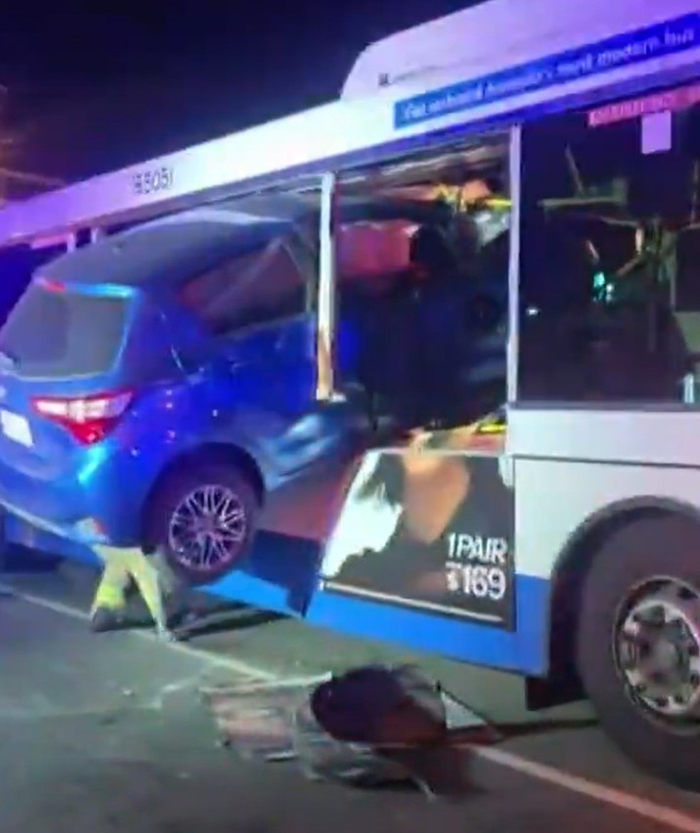 Motorista desvia de colis&atilde;o com outro carro, 'decola' e acaba com ve&iacute;culo cravado no meio de &ocirc;nibus em Brisbane (Austr&aacute;lia) &mdash; Foto: Reprodu&ccedil;&atilde;o/X