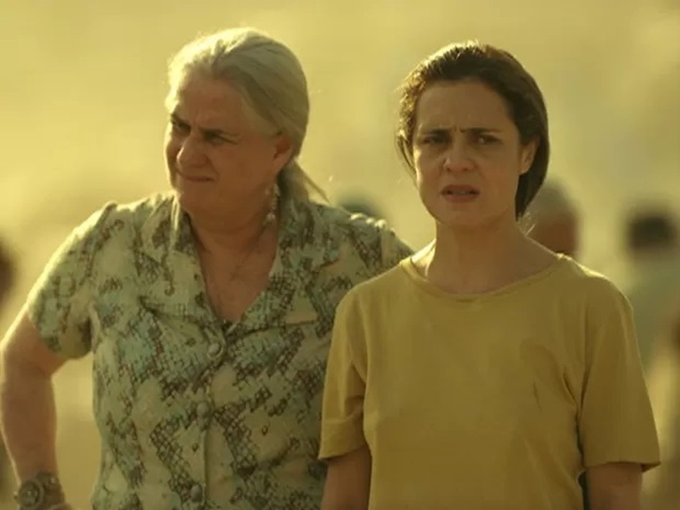Lucinda (Vera Holtz) e Carminha (Adriana Esteves) no fim de "Avenida Brasil": vilã vai para o lixão — Foto: Reprodução