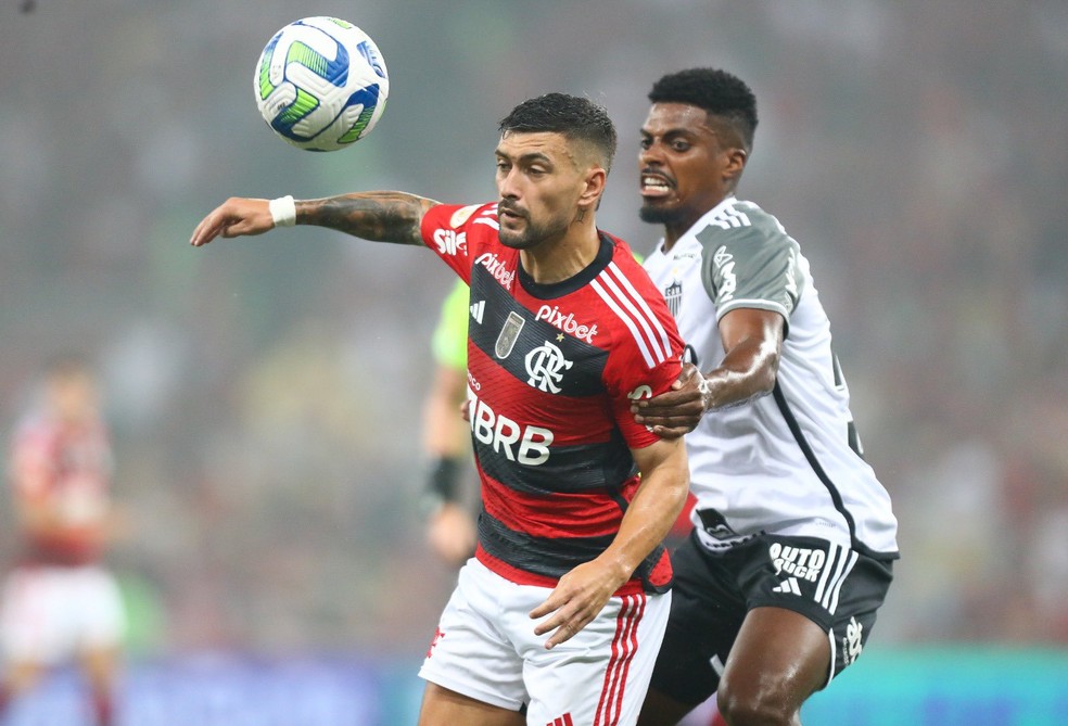 Marcado de perto, Arrascaeta não teve muito espaço na derrota para o Atlético-MG de Felipão — Foto: Gilvan de Souza / Flamengo