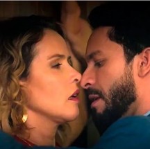 Luigi (Rainer Cadete) e Gladys (Leona Cavalli) em "Terra e paixão" — Foto: Reprodução/TV Globo