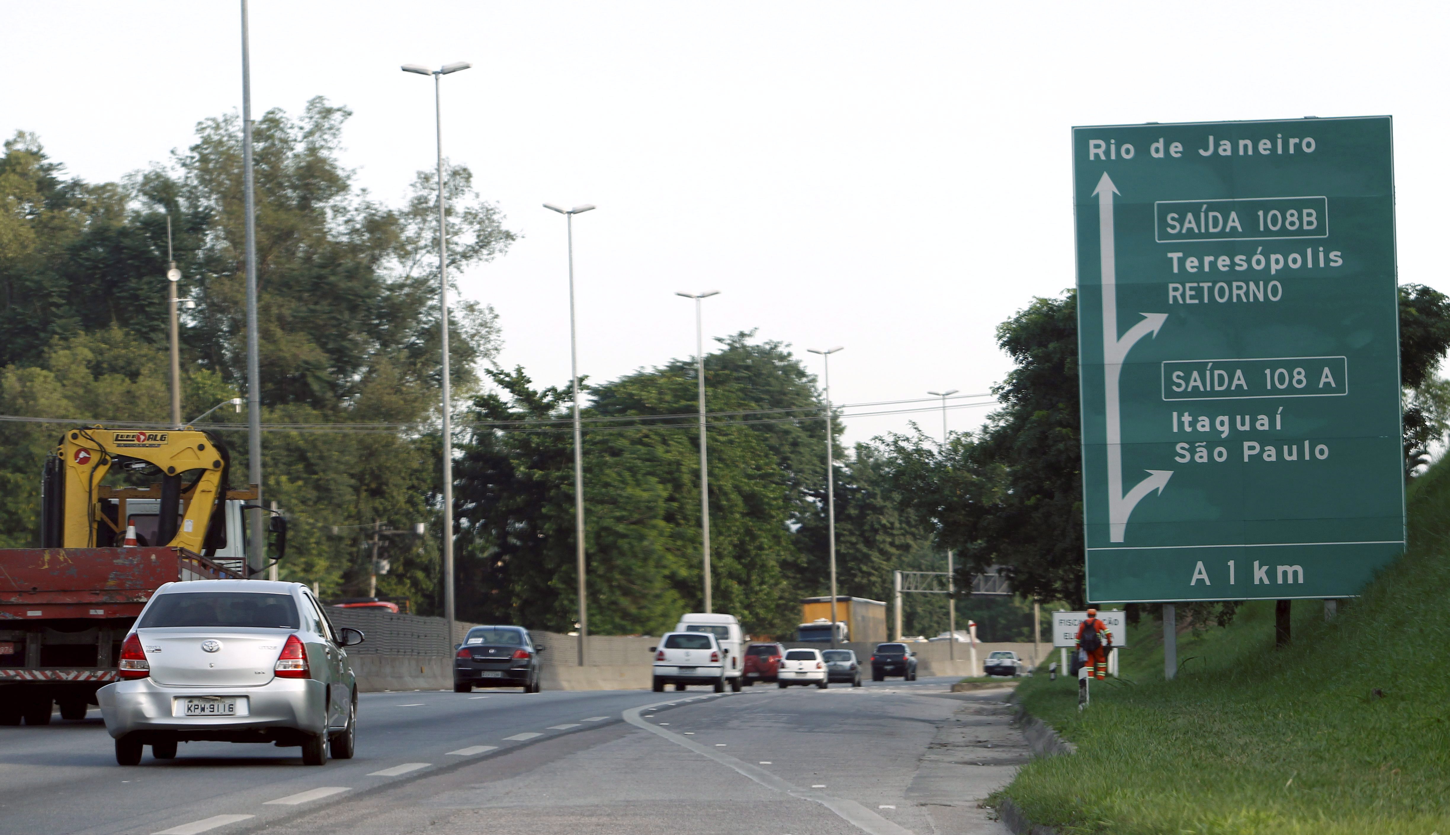 Bandidos tentam assaltar caminhão na BR-116; veículo fica atravessado na via